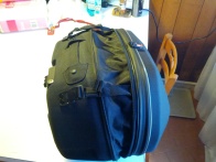 Quando la borsa è allargata, le fasce si bloccano al corpo principale della valigia.